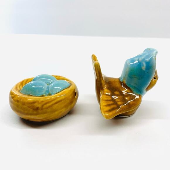 Vintage Salt and Pepper Shakers Arcadia Ceramics - Blue Bonnet Bird & Nest Eggs - Picture 5 of 8